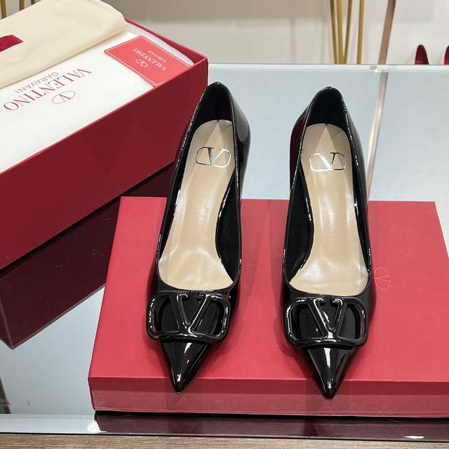 顶级版本 Valentino华伦天奴漆皮面v扣系列、Vlogo Signature鞋履系列高跟鞋、凉鞋 平底尖头浅口单鞋。 认准我家细节实拍 注！原版购入1:1